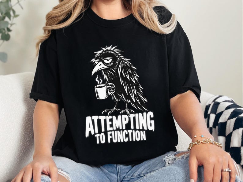 Raven Coffee Shirt, Crow Lover Gift, Funny Morning T-shirt, Sarcastic Bird Tee, Grumpy Raven Attempting To Function zdjęcie 1