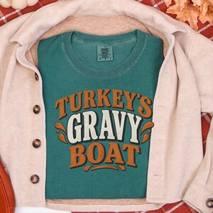 Camiseta para la cena familiar de Acción de Gracias, camiseta con salsera de pavo, regalo para amantes de la comida, ropa divertida para el Día de Acción de Gracias, camiseta retro para el festín navideño. imagen 5