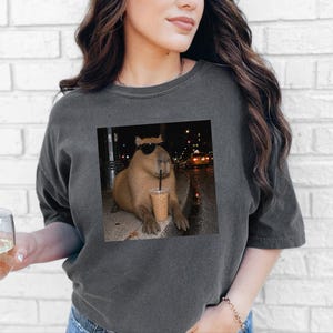 Cooles Capybara-Shirt, Geschenk für Eiskaffee-Liebhaber, Lustiges Tier-T-Shirt, Shirt für Kaffeesüchtige Bild 7