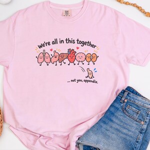 T-Shirt mit Blinddarm-OP-Motiv, lustiges Medizin-T-Shirt, Geschenk zur Genesung nach einer Blinddarmentfernung, niedliches T-Shirt mit menschlicher Organanatomie, Geschenk für OP-Krankenschwestern Bild 8
