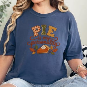 T-shirt voor taartliefhebbers, Thanksgiving-shirt, grappig cadeau voor foodies, herfstshirt, sweatshirt met de tekst "Taart is mijn persoonlijkheid". afbeelding 10