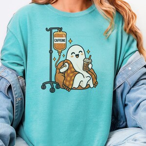 Ghost Coffee Shirt, Spooky Season Tee, Night Shift Nurse Gift, Halloween Coffee Lover, Caffeine IV Sweatshirt afbeelding 6