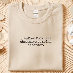 Camiseta divertida con humor sobre acampar, Sufro de TOC - Trastorno Obsesivo Compulsivo por Acampar, Regalo de Concientización sobre Neurodiversidad y TDAH, Campista Feliz al Aire Libre imagen 5