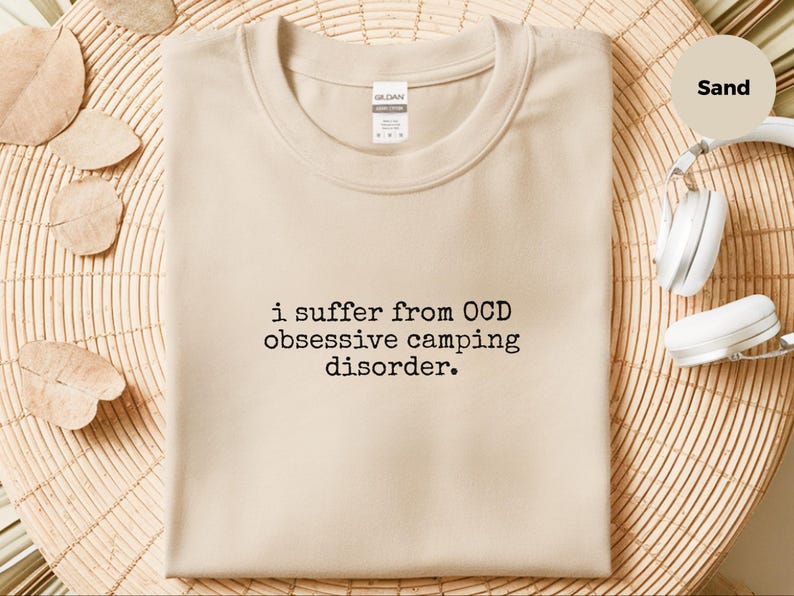 Camiseta divertida con humor sobre acampar, Sufro de TOC - Trastorno Obsesivo Compulsivo por Acampar, Regalo de Concientización sobre Neurodiversidad y TDAH, Campista Feliz al Aire Libre imagen 5
