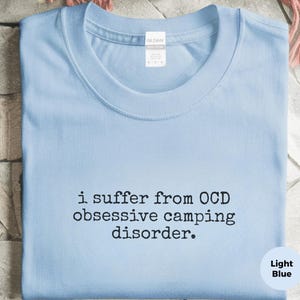 Camiseta divertida con humor sobre acampar, Sufro de TOC - Trastorno Obsesivo Compulsivo por Acampar, Regalo de Concientización sobre Neurodiversidad y TDAH, Campista Feliz al Aire Libre imagen 8