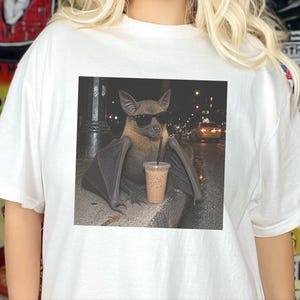 Maglietta con pipistrello e caffè, regalo per amanti dei pipistrelli, maglietta con caffè freddo, maglietta divertente con caffè, maglietta Weirdcore, maglietta con pipistrello e frutta immagine 9