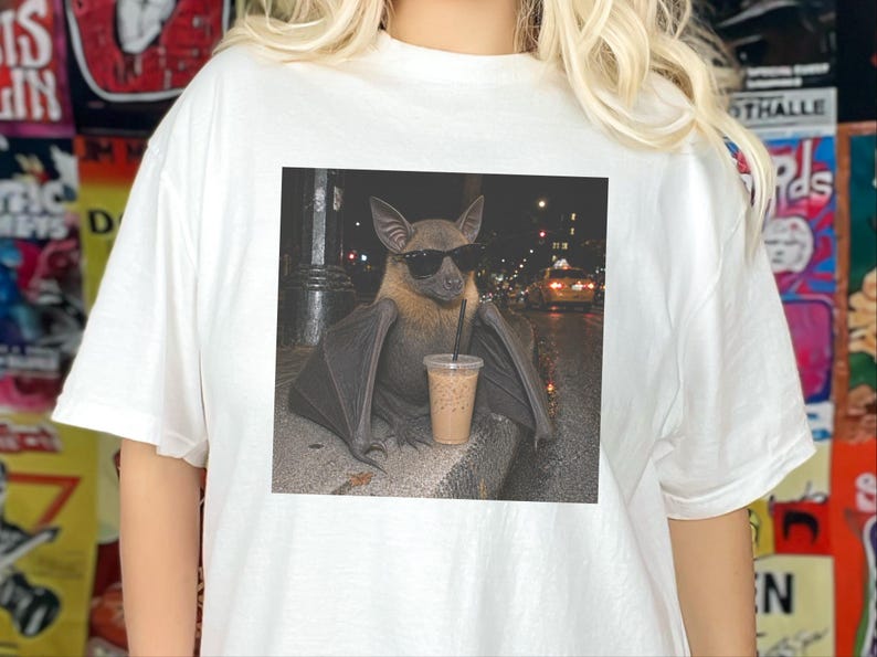 Maglietta con pipistrello e caffè, regalo per amanti dei pipistrelli, maglietta con caffè freddo, maglietta divertente con caffè, maglietta Weirdcore, maglietta con pipistrello e frutta immagine 9