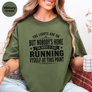 Camiseta sarcástica da Geração X: "As luzes estão acesas, mas não há ninguém em casa... a casa está funcionando sozinha a essa altura", camiseta engraçada com humor adulto. imagem 3