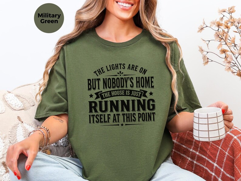 Camiseta sarcástica da Geração X: "As luzes estão acesas, mas não há ninguém em casa... a casa está funcionando sozinha a essa altura", camiseta engraçada com humor adulto. imagem 3