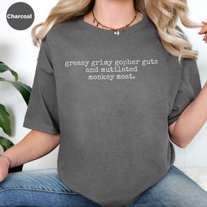 Beschamende grap in een doos, met vieze, smerige ingewanden van een grondeekhoorn en verminkt apenvlees, een shirt met zwarte humor, een sarcastisch T-shirt, een grappig cadeau uit de jaren 90. afbeelding 4