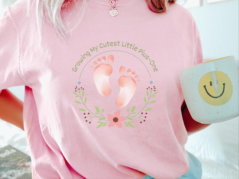 Comfort Colors Schwangerschaftsverkündung-Shirt, „Mein süßestes kleines Plus-One“-Shirt, Top für werdende Mütter beim Fotoshooting Bild 1