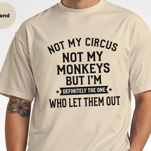 "Não é meu circo, não são meus macacos, mas definitivamente fui eu quem os soltou" - Camiseta feminina sarcástica, ideia de presente engraçada, presente divertido e original imagem 3