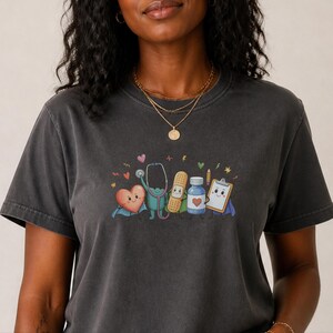 Comfort Colors T-Shirt für Kinderkrankenpfleger/innen, Lustiges Sweatshirt für medizinische Fachangestellte im Gesundheitswesen, Auszeichnung für Kinderärzte/innen bei der Abschlussfeier Bild 2