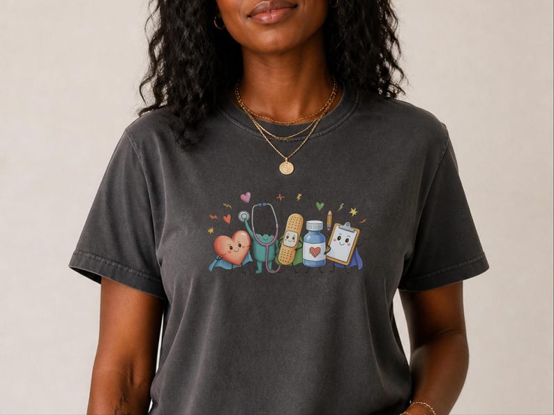 Comfort Colors T-Shirt für Kinderkrankenpfleger/innen, Lustiges Sweatshirt für medizinische Fachangestellte im Gesundheitswesen, Auszeichnung für Kinderärzte/innen bei der Abschlussfeier Bild 2