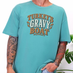 Camiseta para la cena familiar de Acción de Gracias, camiseta con salsera de pavo, regalo para amantes de la comida, ropa divertida para el Día de Acción de Gracias, camiseta retro para el festín navideño. imagen 4
