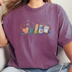 Comfort Colors T-Shirt für Kinderkrankenpfleger/innen, Lustiges Sweatshirt für medizinische Fachangestellte im Gesundheitswesen, Auszeichnung für Kinderärzte/innen bei der Abschlussfeier Bild 4