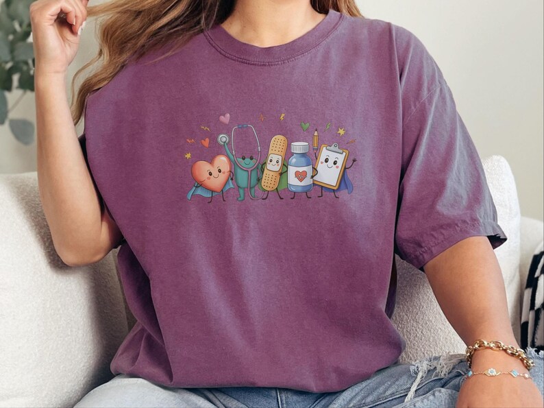 Comfort Colors T-Shirt für Kinderkrankenpfleger/innen, Lustiges Sweatshirt für medizinische Fachangestellte im Gesundheitswesen, Auszeichnung für Kinderärzte/innen bei der Abschlussfeier Bild 4