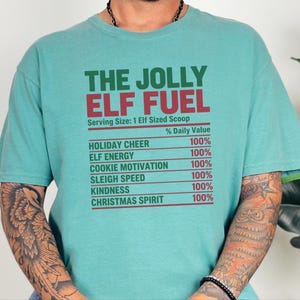 Camiseta de elfo navideño, camiseta navideña divertida para la familia, camiseta a juego para fiestas navideñas, camiseta Jolly Elf Fuel imagen 12