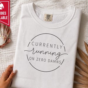 Sarcastic Quote Shirt, Funny Saying Tee, Currently Running On Zero Damns Sweatshirt, Introvert Humor Gift, Sarcastic Pullover Bild 8