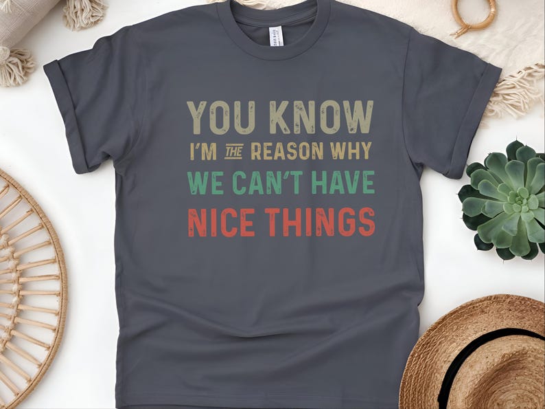 Camiseta sarcástica y divertida / Sabes que yo soy la razón por la que podemos y no podemos tener cosas bonitas, regalo de humor torpe, No puedo tener cosas bonitas imagen 1