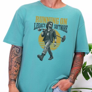 Camiseta de programador, regalo para ingeniero de software, camiseta rockera vintage, camiseta divertida para programador, regalo de humor tecnológico, funcionando con software heredado imagen 7
