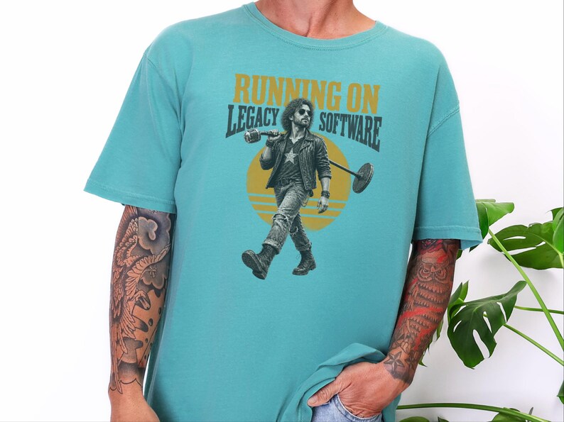 Camiseta de programador, regalo para ingeniero de software, camiseta rockera vintage, camiseta divertida para programador, regalo de humor tecnológico, funcionando con software heredado imagen 7