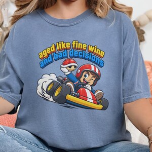 Kart racing-tröja, racerbilsoutfit, retro gaming-tröja, åldrad som fint vin och dåliga beslut, videospelspresent bild 7