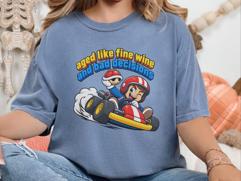 Kart racing-tröja, racerbilsoutfit, retro gaming-tröja, åldrad som fint vin och dåliga beslut, videospelspresent bild 7