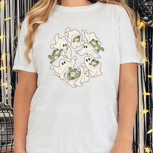 Maglietta per amanti delle rane, regalo a tema fantasmi, maglietta per la stagione spettrale, top di Halloween in stile cottagecore, regalo per amanti degli anfibi, divertente abbigliamento grafico autunnale immagine 7