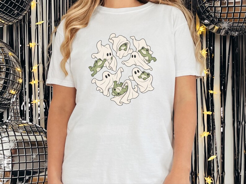 Maglietta per amanti delle rane, regalo a tema fantasmi, maglietta per la stagione spettrale, top di Halloween in stile cottagecore, regalo per amanti degli anfibi, divertente abbigliamento grafico autunnale immagine 7
