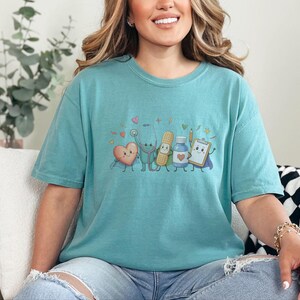 Comfort Colors T-Shirt für Kinderkrankenpfleger/innen, Lustiges Sweatshirt für medizinische Fachangestellte im Gesundheitswesen, Auszeichnung für Kinderärzte/innen bei der Abschlussfeier Bild 9