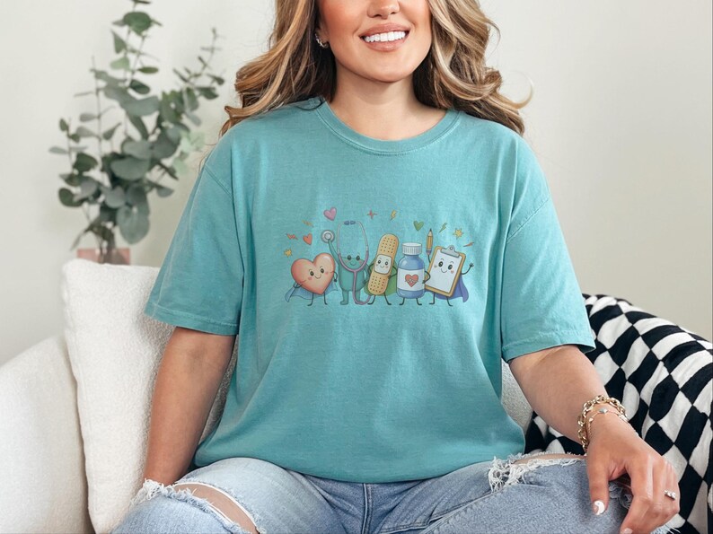 Comfort Colors T-Shirt für Kinderkrankenpfleger/innen, Lustiges Sweatshirt für medizinische Fachangestellte im Gesundheitswesen, Auszeichnung für Kinderärzte/innen bei der Abschlussfeier Bild 9