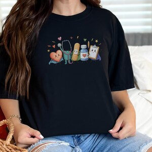 Comfort Colors T-Shirt für Kinderkrankenpfleger/innen, Lustiges Sweatshirt für medizinische Fachangestellte im Gesundheitswesen, Auszeichnung für Kinderärzte/innen bei der Abschlussfeier Bild 5