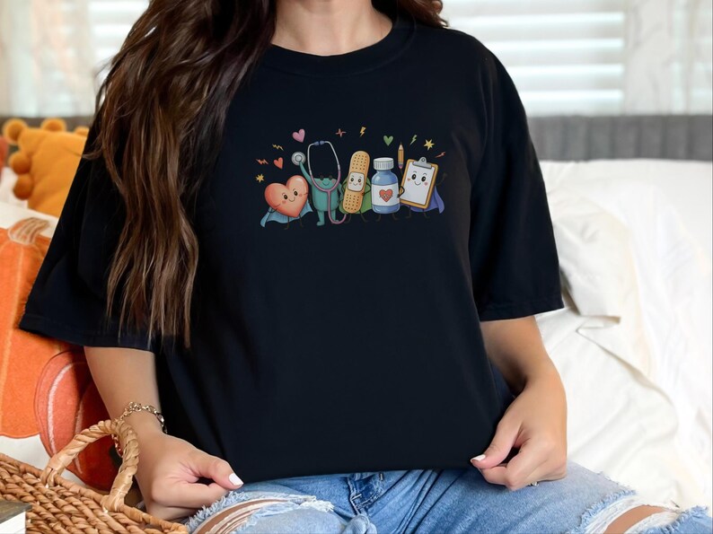 Comfort Colors T-Shirt für Kinderkrankenpfleger/innen, Lustiges Sweatshirt für medizinische Fachangestellte im Gesundheitswesen, Auszeichnung für Kinderärzte/innen bei der Abschlussfeier Bild 5