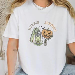 Comfort Colors Halloween T-Shirt Heebie Jeebies, Spooky Graphic Tee, Zombie Hand Pumpkin Shirt, Horror Movie Fan Gift, Gothic Art Bild 12