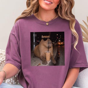 Cooles Capybara-Shirt, Geschenk für Eiskaffee-Liebhaber, Lustiges Tier-T-Shirt, Shirt für Kaffeesüchtige Bild 6