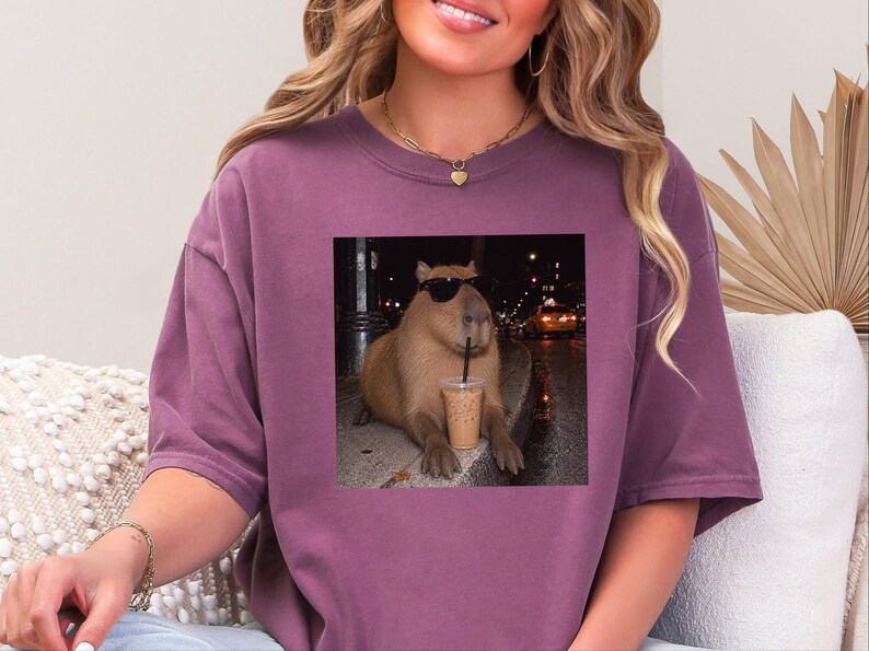 Cooles Capybara-Shirt, Geschenk für Eiskaffee-Liebhaber, Lustiges Tier-T-Shirt, Shirt für Kaffeesüchtige Bild 6