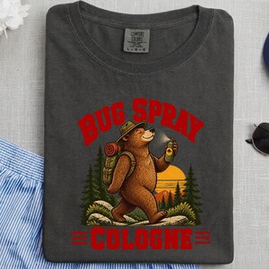 Camiseta divertida para senderismo, camiseta de naturaleza al aire libre, idea de regalo para campistas, camiseta con repelente de insectos, camiseta de senderismo con osos, regalo de humor para excursionistas, camiseta para amantes del senderismo imagen 2