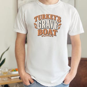 Camiseta para la cena familiar de Acción de Gracias, camiseta con salsera de pavo, regalo para amantes de la comida, ropa divertida para el Día de Acción de Gracias, camiseta retro para el festín navideño. imagen 8