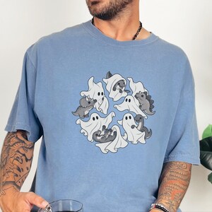 Camiseta infantil de dinosaurios, fantasma jugando con dinosaurios, linda camiseta de Halloween, regalo prehistórico, camiseta para amantes de los dinosaurios, camiseta para fiestas espeluznantes imagen 4