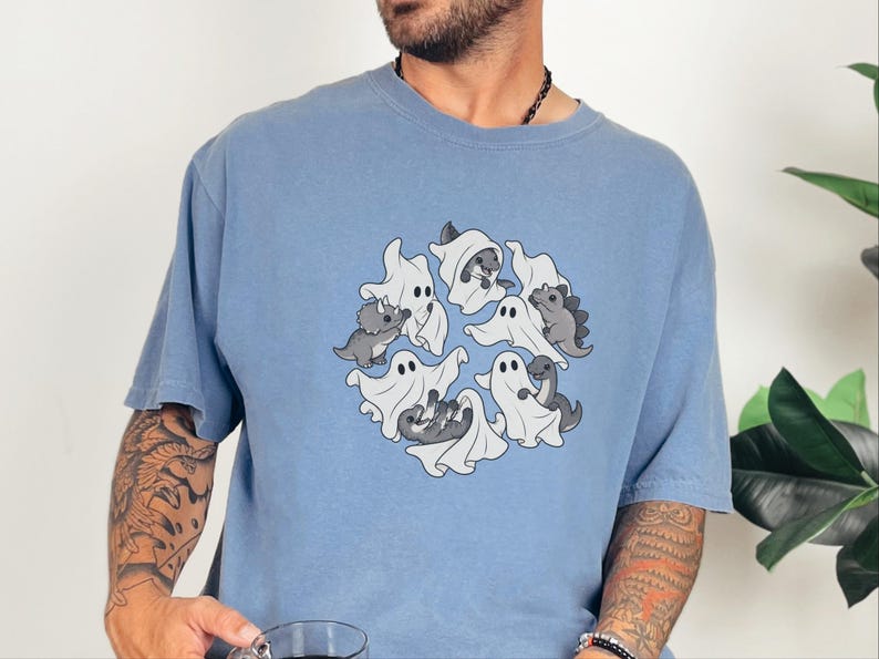 Camiseta infantil de dinosaurios, fantasma jugando con dinosaurios, linda camiseta de Halloween, regalo prehistórico, camiseta para amantes de los dinosaurios, camiseta para fiestas espeluznantes imagen 4