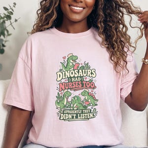 Camiseta divertida de enfermera de Comfort Colors, Los dinosaurios también tenían enfermeras, aparentemente no hicieron caso, Camiseta gráfica de enfermera pediátrica, Camiseta de enfermera pediátrica imagen 8