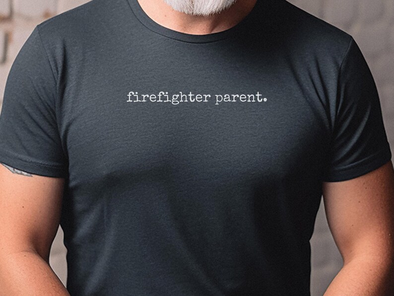Regalo per papà pompiere, maglietta per mamma pompiere, maglietta per genitori di soccorritori orgogliosi, abbigliamento e regali per la famiglia Thin Red Line, maglietta per genitori orgogliosi immagine 6