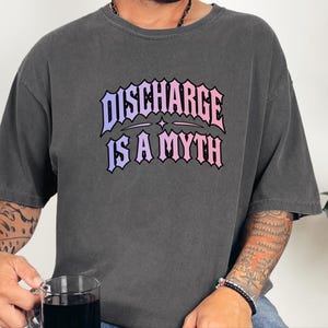 Frauenarzt-Shirt, Sarkastisches Hexen-T-Shirt, Humorvolles Geschenk für die Zeit nach der Geburt, Ausfluss ist ein Mythos, Gothic-Girl-Shirt Bild 2