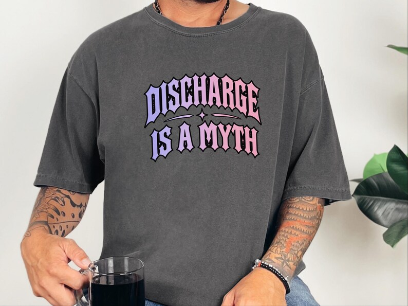 Frauenarzt-Shirt, Sarkastisches Hexen-T-Shirt, Humorvolles Geschenk für die Zeit nach der Geburt, Ausfluss ist ein Mythos, Gothic-Girl-Shirt Bild 2