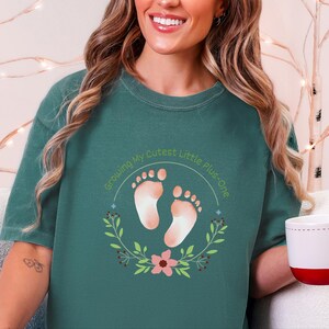Comfort Colors Schwangerschaftsverkündung-Shirt, „Mein süßestes kleines Plus-One“-Shirt, Top für werdende Mütter beim Fotoshooting Bild 8