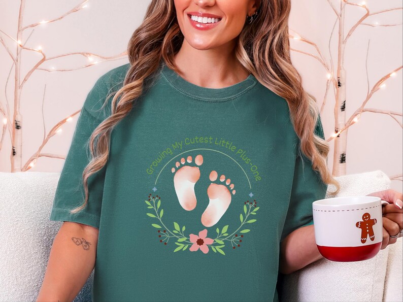 Comfort Colors Schwangerschaftsverkündung-Shirt, „Mein süßestes kleines Plus-One“-Shirt, Top für werdende Mütter beim Fotoshooting Bild 8