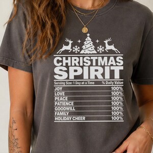 Camiseta com espírito natalino, camiseta com informações nutricionais para as festas de fim de ano, camiseta combinando para a família, camiseta divertida para festas de fim de ano, camiseta com espírito natalino imagem 8