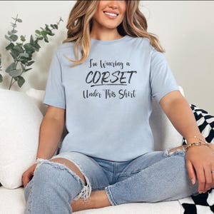 I and #39;m Wearing a Corset Under This Shirt and quot; Funny Sarcastic T-Shirt - Ren Faire, Gothic and Victorian Humor Tee, Corset Humor immagine 10