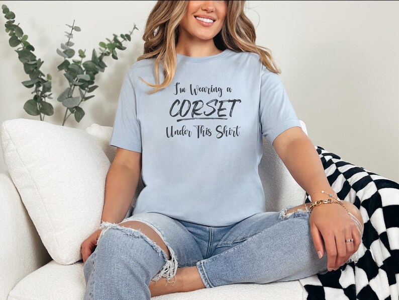 I and #39;m Wearing a Corset Under This Shirt and quot; Funny Sarcastic T-Shirt - Ren Faire, Gothic and Victorian Humor Tee, Corset Humor immagine 10